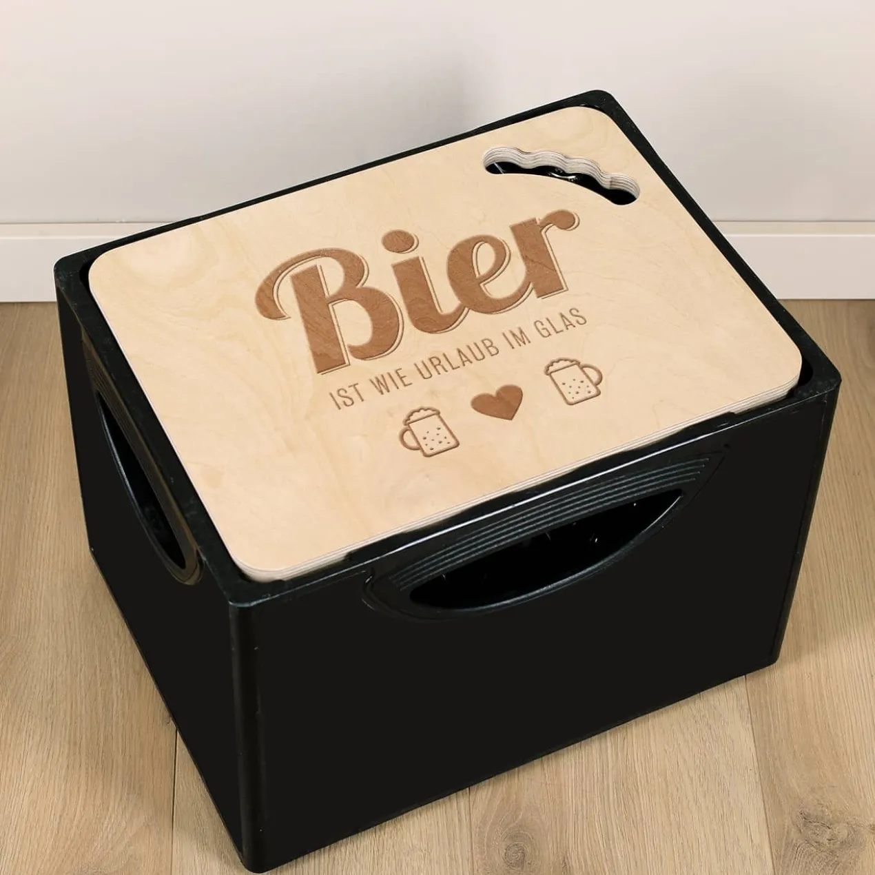 Bierkastendeckel aus Holz mit Wunsch-Gravur als Sitzmöglichkeit
