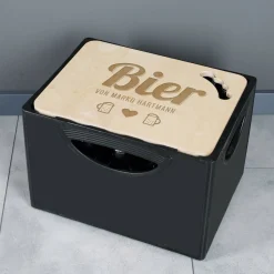 Bierkastendeckel aus Holz mit Wunsch-Gravur als Sitzmöglichkeit