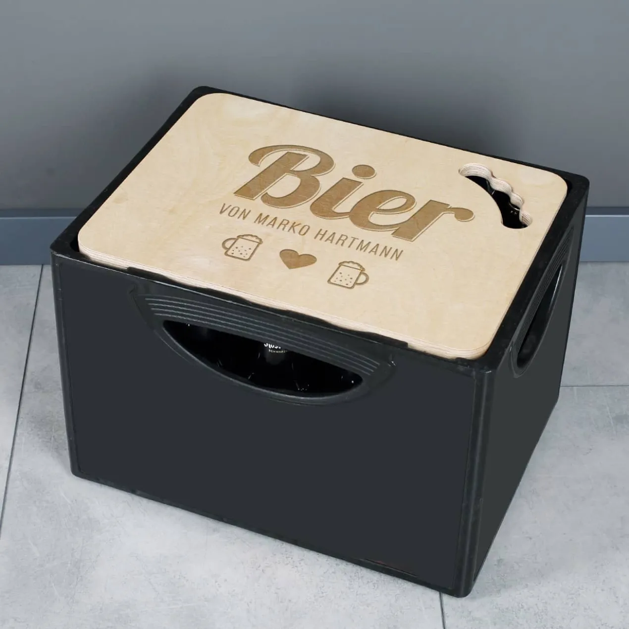 Bierkastendeckel aus Holz mit Wunsch-Gravur als Sitzmöglichkeit