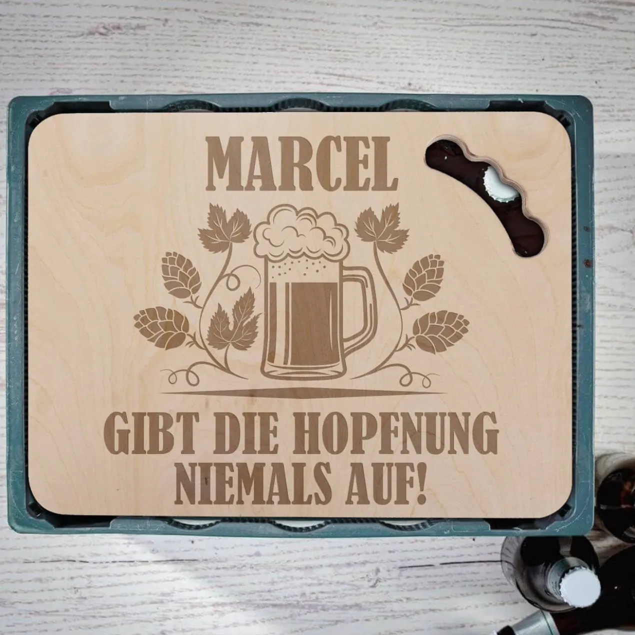 Bierkastendeckel - ... gibt die Hopfnung niemals auf - mit Ihrem Wunschnamen