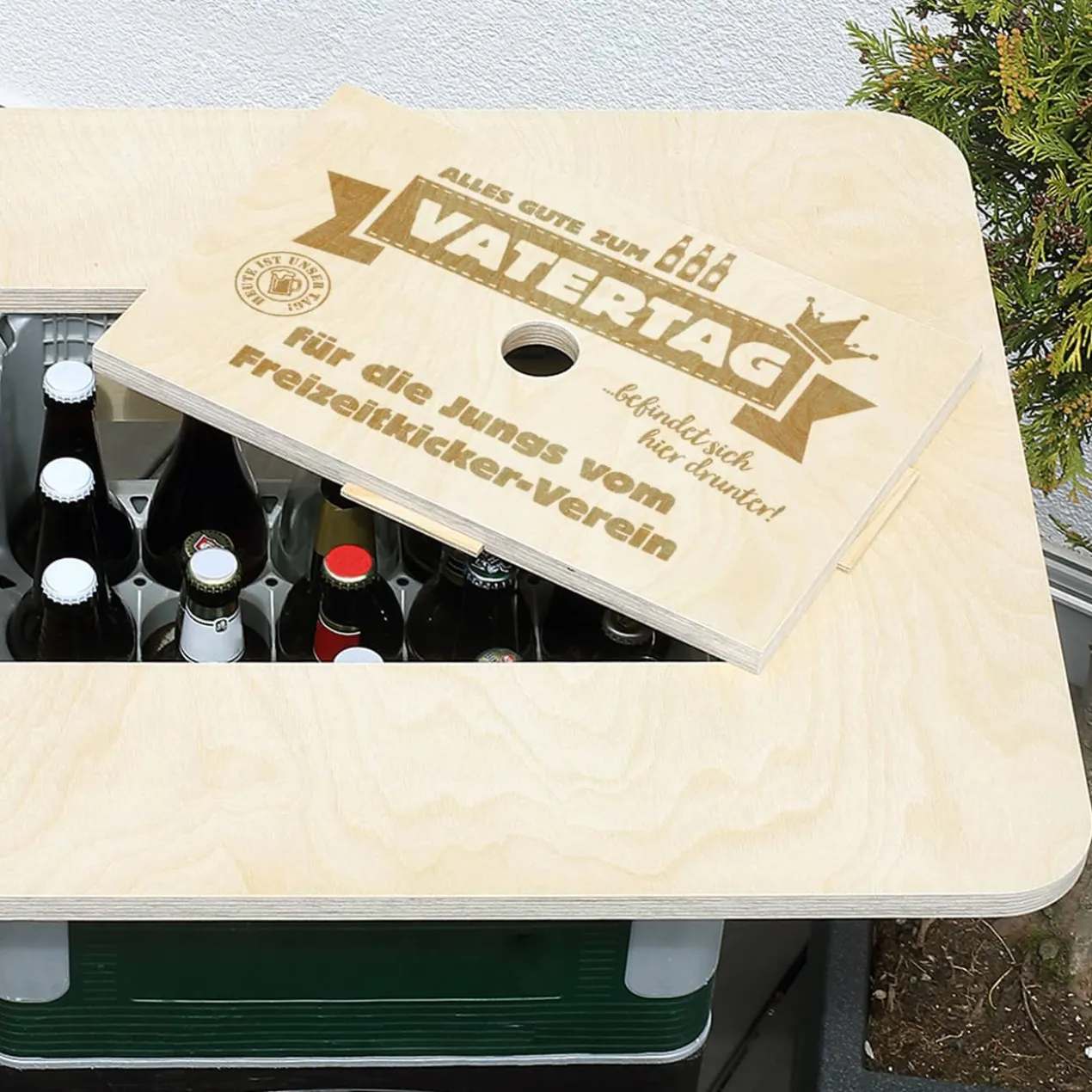 Bierkasten-Tisch zum Vatertag - mit persönlicher Gravur