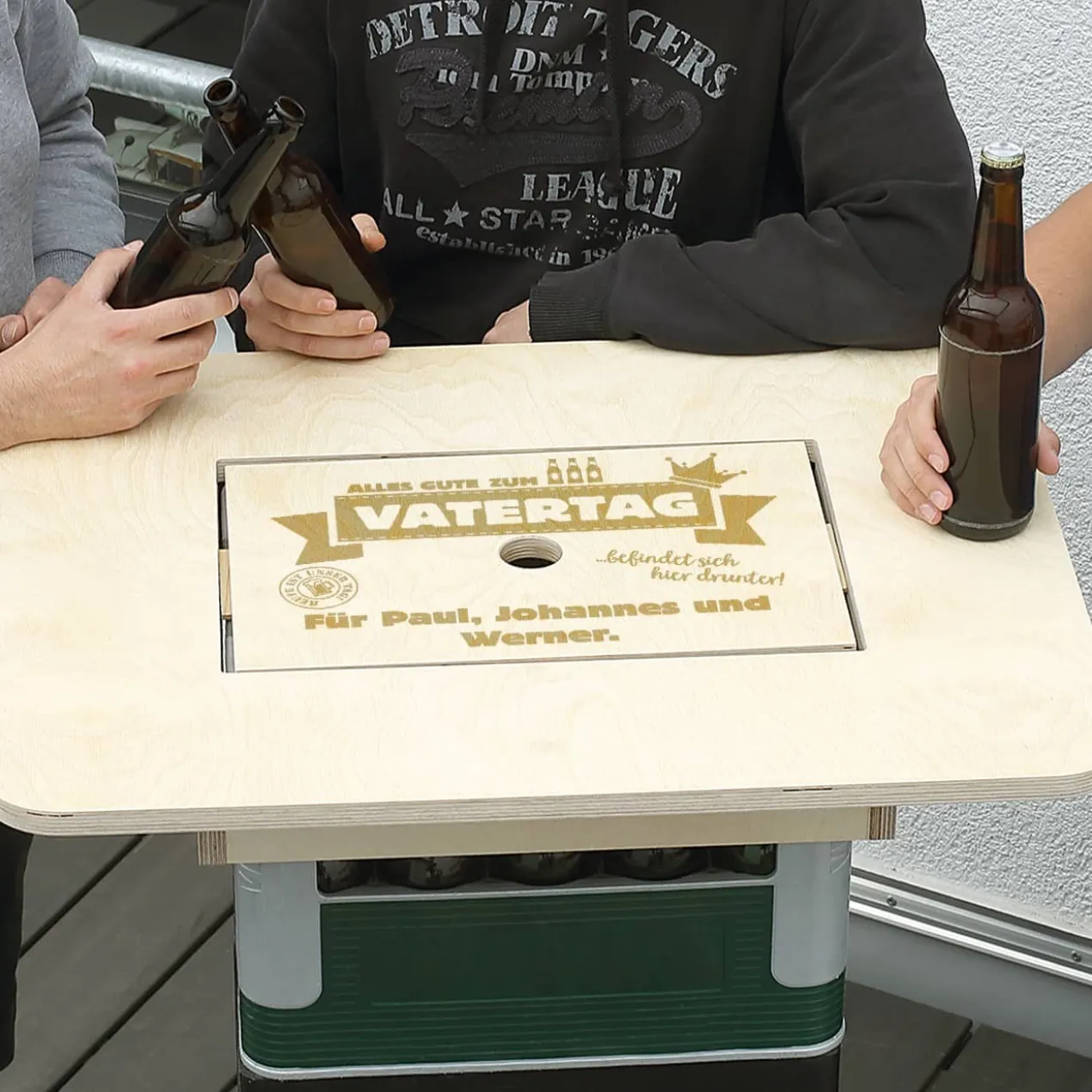 Bierkasten-Tisch zum Vatertag - mit persönlicher Gravur