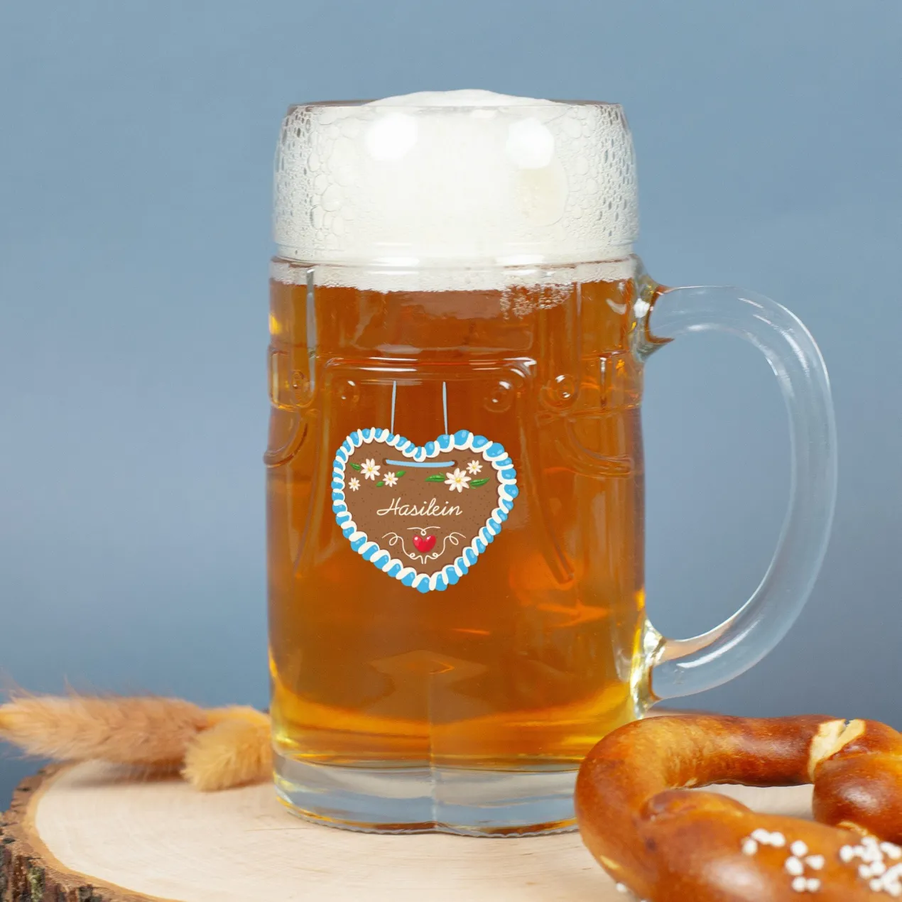 Bierkrug in Lederhosenoptik personalisiert mit Name und Lebkuchenherz Motiv | Bierglas 0,5l