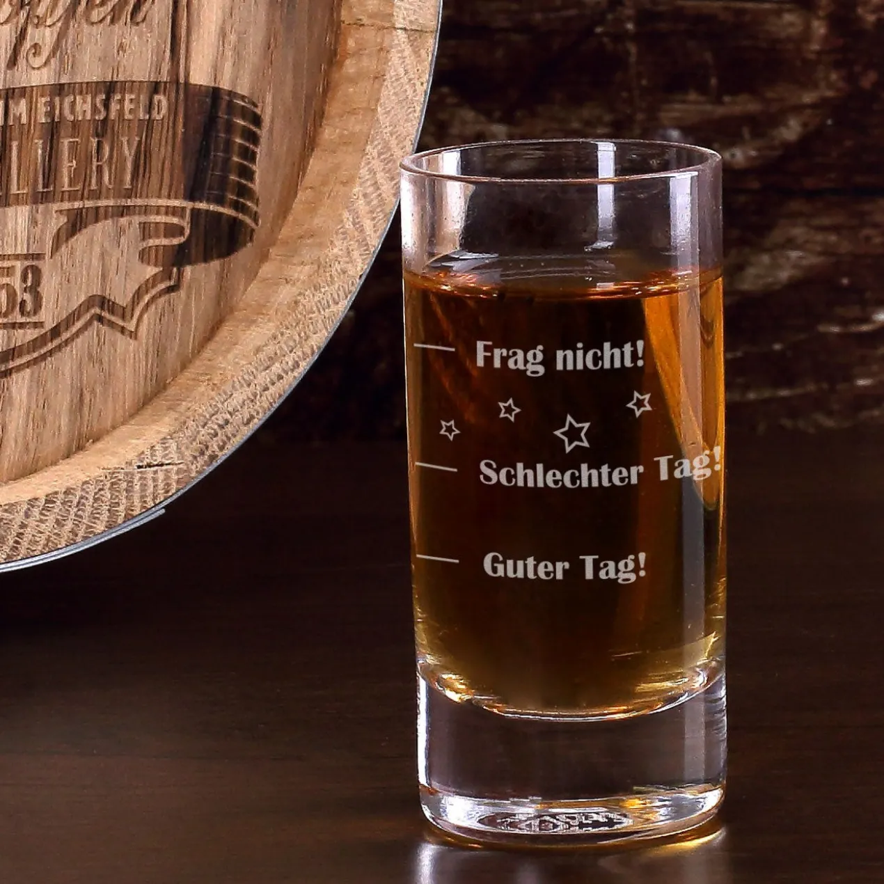Bierseidel und Schnapsglas mit Stimmungsbarometer