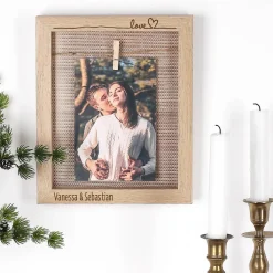 Bilderrahmen im Hochformat graviert mit Namen zum Valentinstag und zur Hochzeit