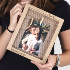 Bilderrahmen im Hochformat graviert mit Namen zum Valentinstag und zur Hochzeit