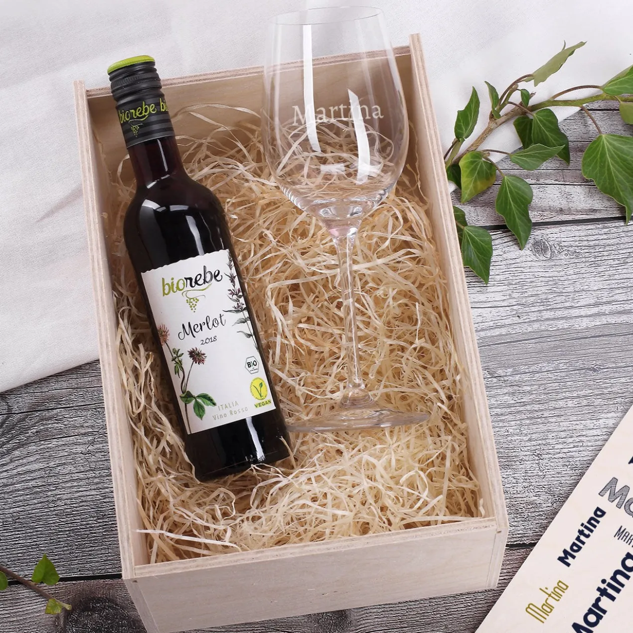 Biorebe Wein mit graviertem Glas und persönlicher Holzbox