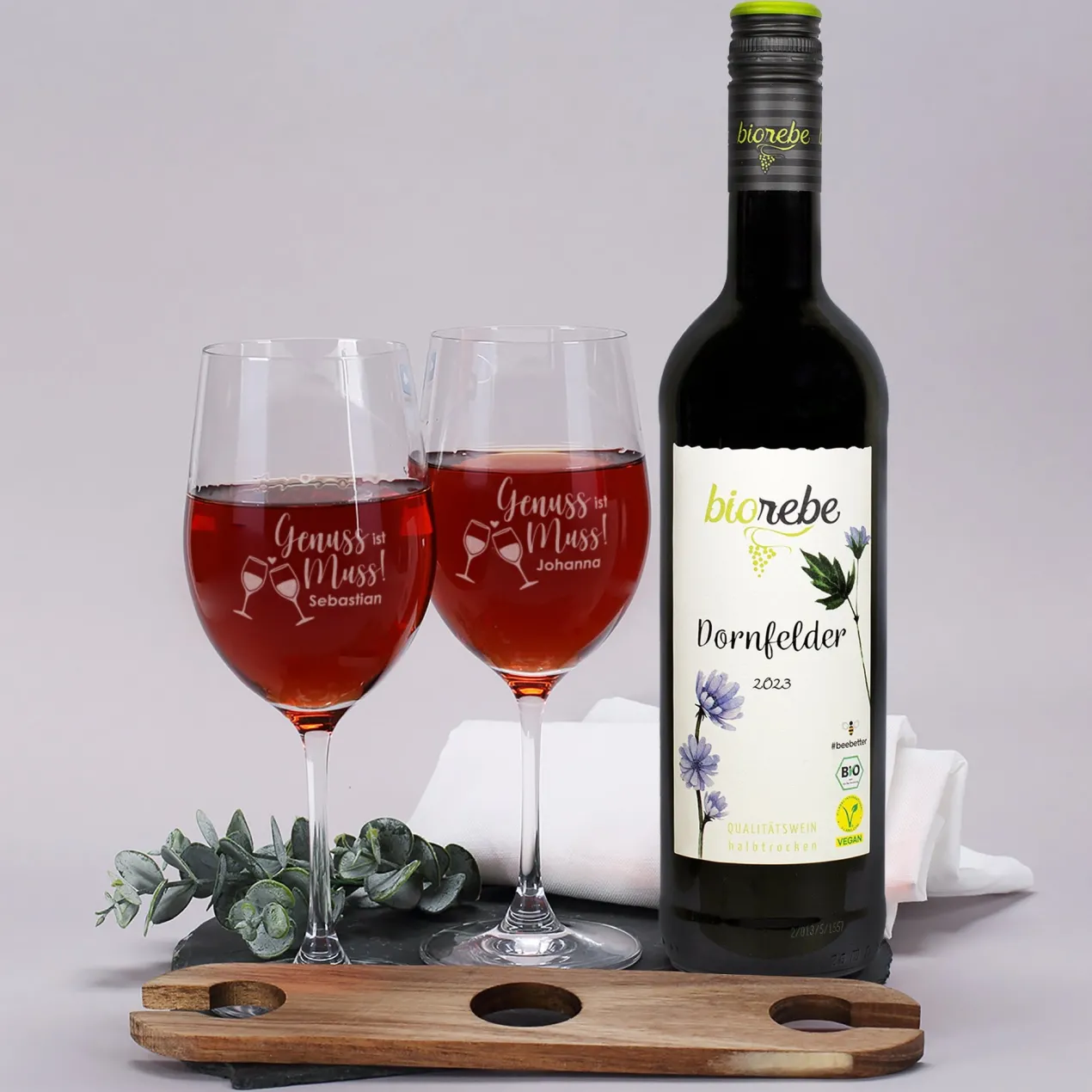 Biorebe Wein mit zwei Rotweingläsern und Weinbutler im Set