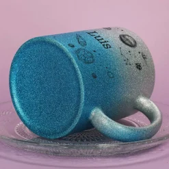 blaue Glitzertasse mit coolem Weltallmotiv