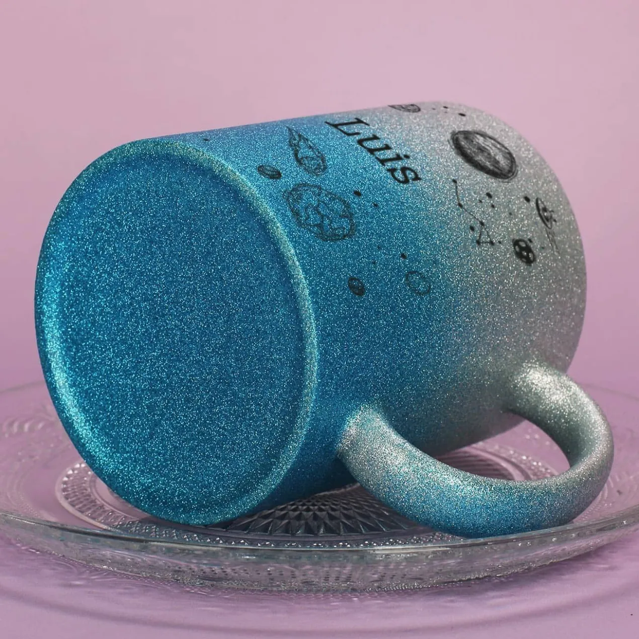 blaue Glitzertasse mit coolem Weltallmotiv