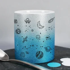 blaue Glitzertasse mit coolem Weltallmotiv