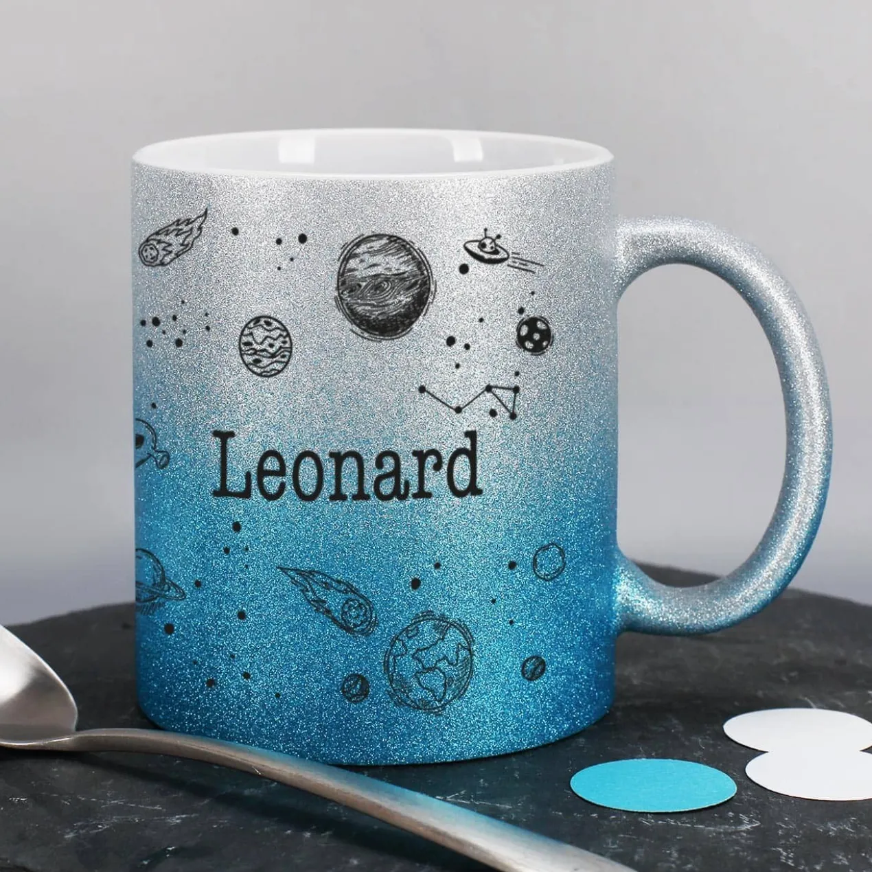 blaue Glitzertasse mit coolem Weltallmotiv