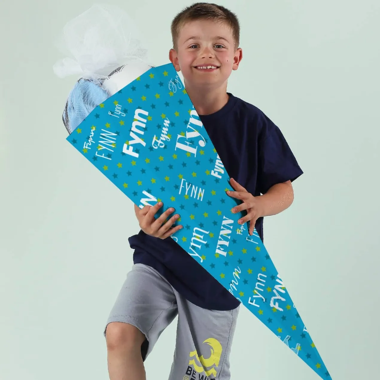 Blaue Schultüte mit Name in verschiedenen Schriftarten