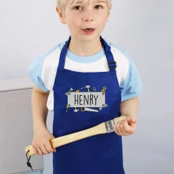 Blaue Werkenschürze für Kinder mit Handwerkermotiv und Namensaufdruck