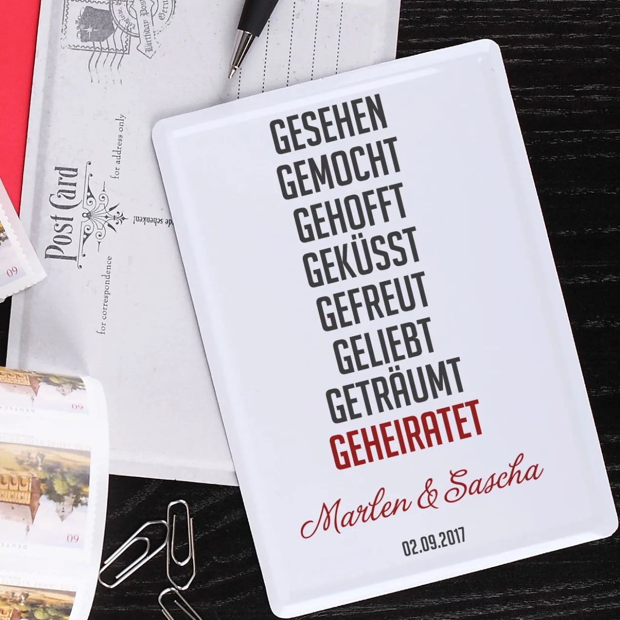 Blechpostkarte mit kurzer Lovestory, Namen und Datum