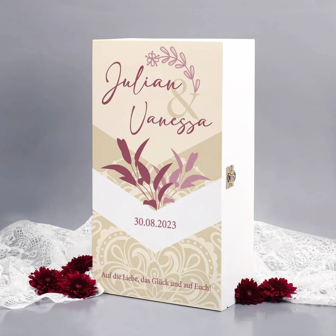 Boho-Vintage Geschenkset zur Hochzeit mit zwei gravierten Weingläsern und Präsentbox