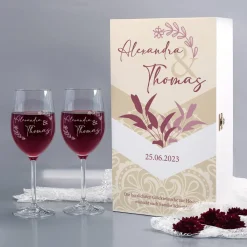 Boho-Vintage Geschenkset zur Hochzeit mit zwei gravierten Weingläsern und Präsentbox
