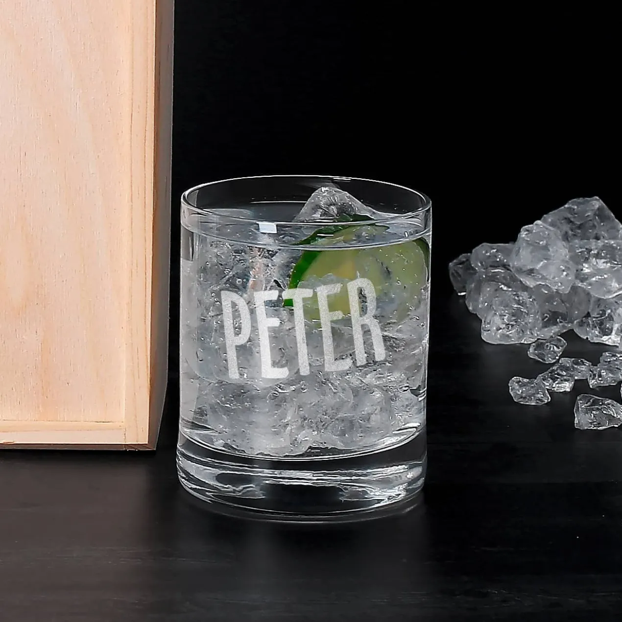 Bombay-Gin im Geschenk-Set mit graviertem Glas in bedruckter Holzkiste