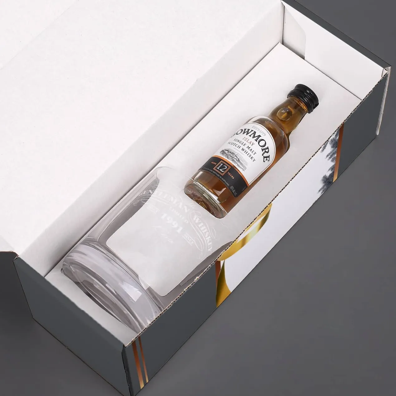 Bowmore Mini Flasche mit graviertem Whiskyglas im Inlay mit bedruckter Pappbox als Weihnachtsidee