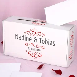 Briefbox zur Hochzeit mit Herzen, Namen und Datum bedruckt