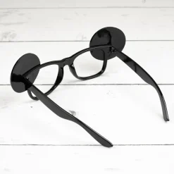 Brille mit Verkehrszeichen zum 18. Geburtstag