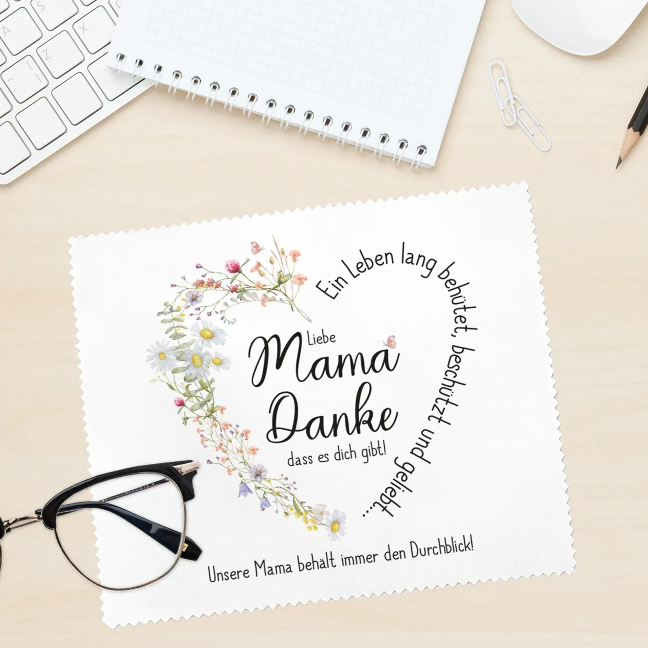 Brillenputztuch für Mama zu Muttertag mit Wunschtext | Motiv in Herzform
