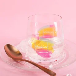 Bunt bedrucktes Wasserglas mit Namensaufdruck