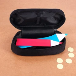 Buntes Federmäppchen mit persönlichem Namensaufdruck und Farbklecks Motiv