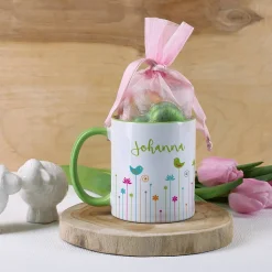 Bunte Tasse mit Frühlingsmotiv
