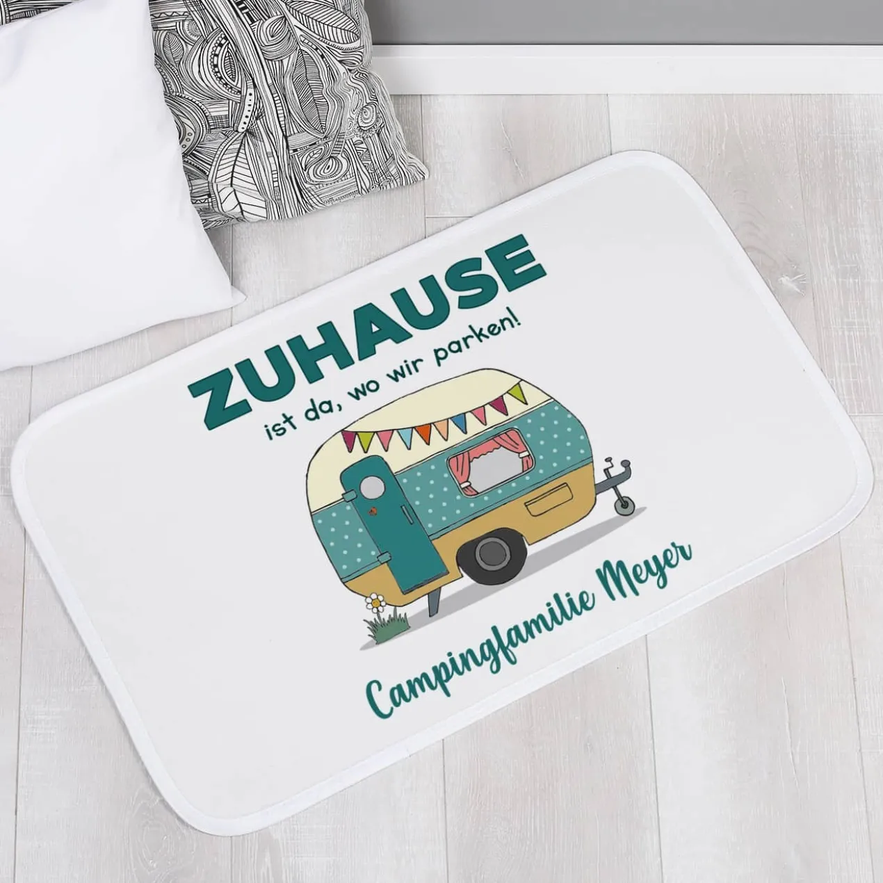 Camping Badematte mit Wohnwagen und Wunschtext