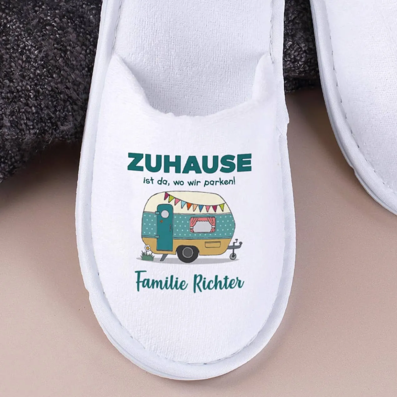 Camping Pantoffeln mit Wohnwagen und Wunschtext