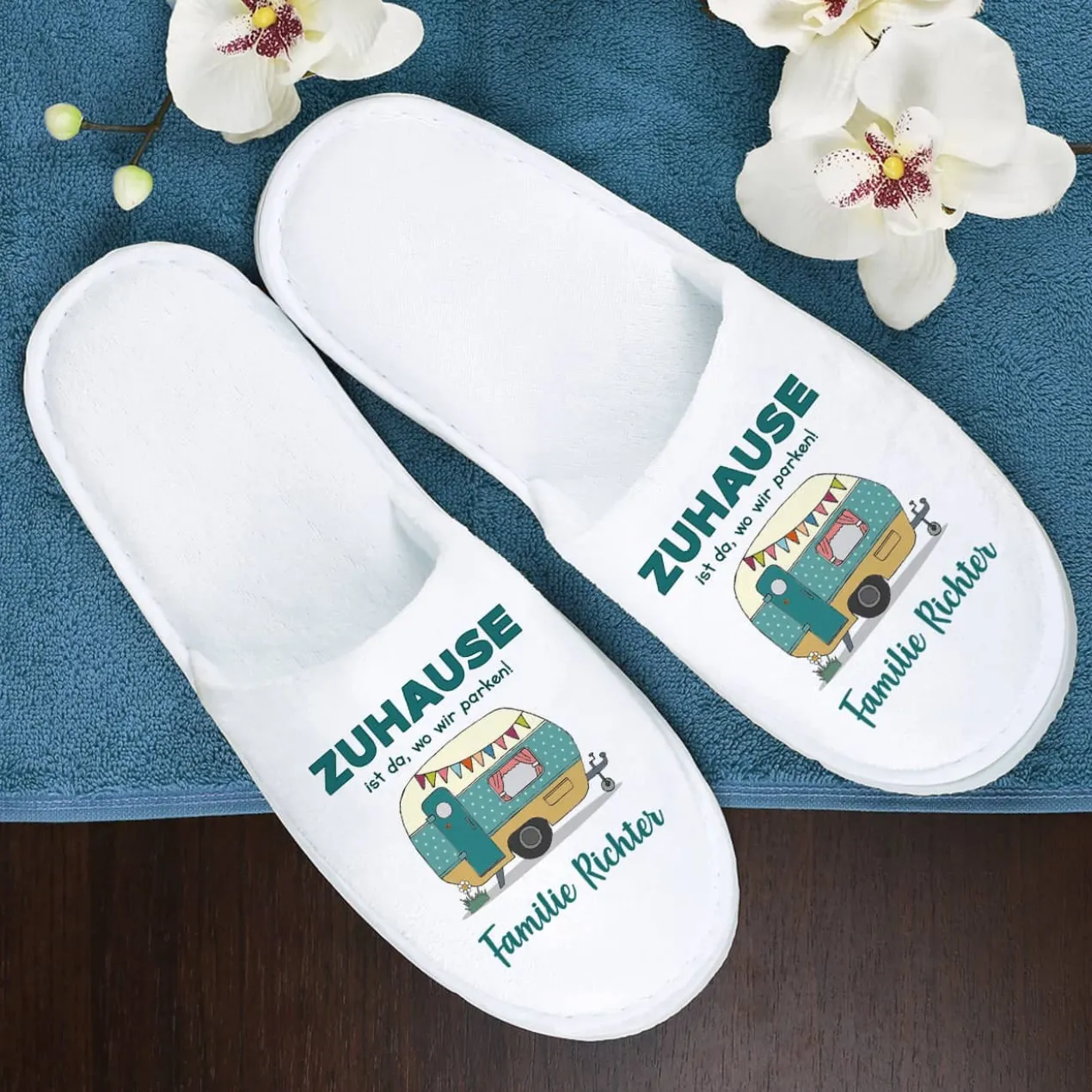 Camping Pantoffeln mit Wohnwagen und Wunschtext