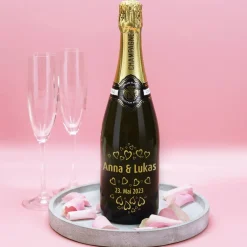 Champagner zur Hochzeit graviert mit Herzen, Namen & Datum