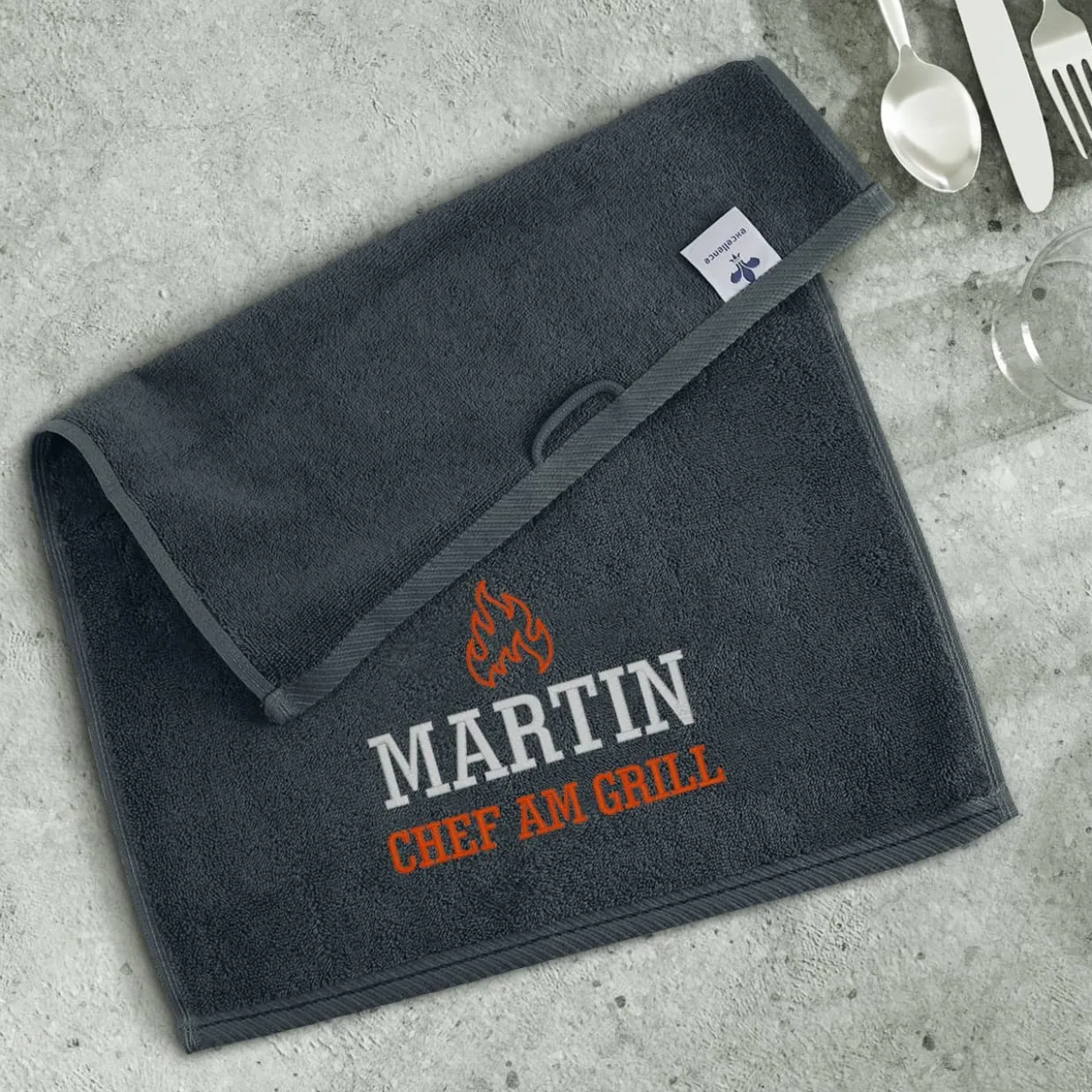 Chef am Grill - besticktes Handtuch mit Name 30x50cm