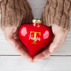 Christbaumkugel in Herzform personalisiert mit goldener Initiale und Name | Matt oder glänzend Rot
