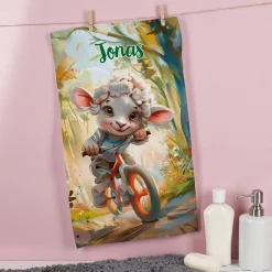 Cooles Handtuch mit verschiedenen Tieren bei Sommeraktivitäten und Name bedruckt