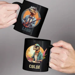 Coole Tasse in schwarz mit Crazy-Dinos und Ihrem Wunschnamen bedruckt