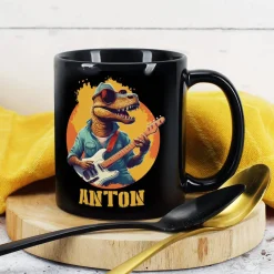 Coole Tasse in schwarz mit Crazy-Dinos und Ihrem Wunschnamen bedruckt