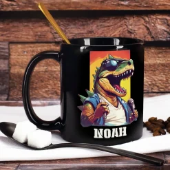 Coole Tasse in schwarz mit Crazy-Dinos und Ihrem Wunschnamen bedruckt