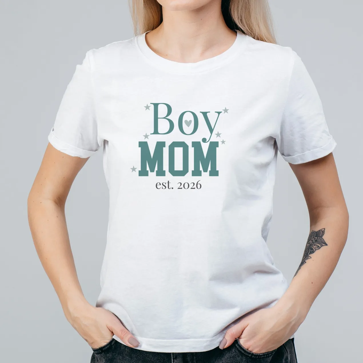 Damen T-Shirt 'Boy Mom' personalisiert mit Jahreszahl in Weiß | Geschenk für Mama, Muttertag & Geburt