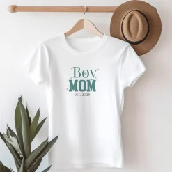 Damen T-Shirt 'Boy Mom' personalisiert mit Jahreszahl in Weiß | Geschenk für Mama, Muttertag & Geburt