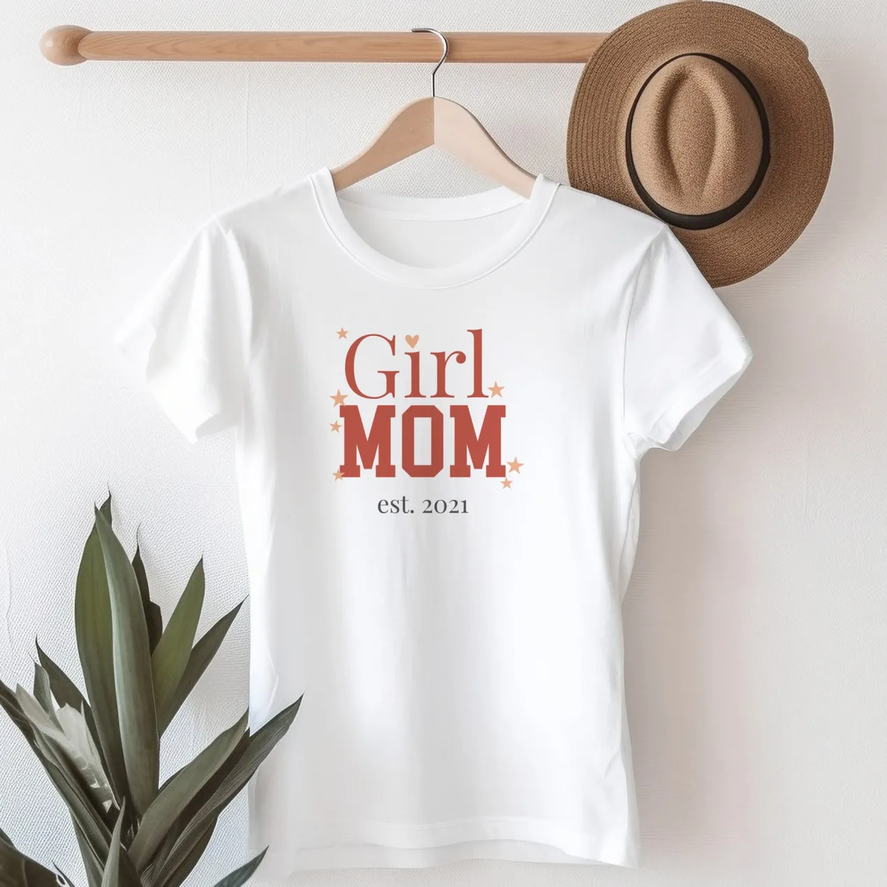 Damen T-Shirt 'Girl Mom' personalisiert mit Jahreszahl in Weiß | Geschenk zur Geburt & Muttertag
