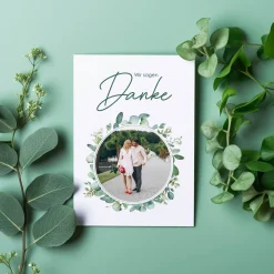 Danksagungskarte mit Foto und Eukalyptusblättern zur Hochzeit