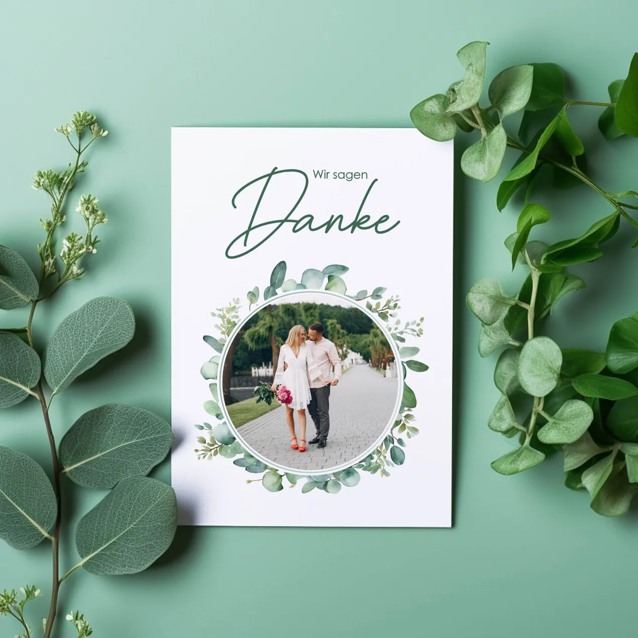 Danksagungskarte mit Foto und Eukalyptusblättern zur Hochzeit