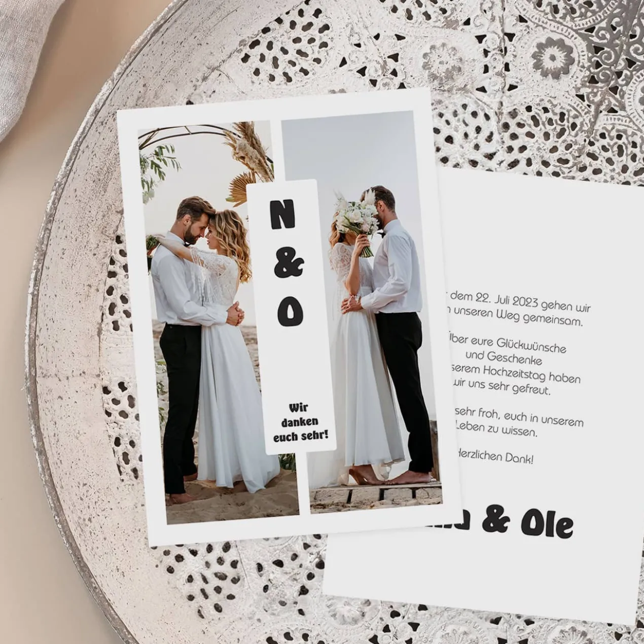 Danksagungskarte zur Hochzeit mit Initialen und Fotos