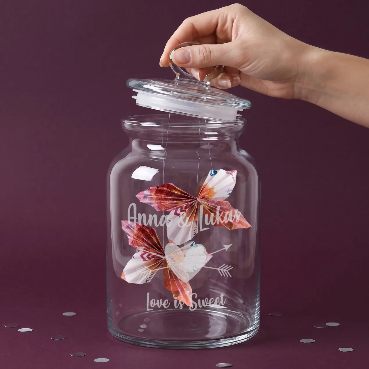 Das perfekte Hochzeitsgeschenk - Gravierte Glasdose mit Herz und Wunschtext graviert