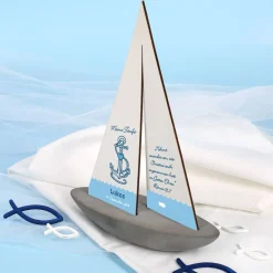 Deko Schiff mit bedrucktem Segel zur Taufe mit maritimen Motiv aus Anker und Herz