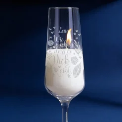 Duftkerze im Sektglas mit Wunschname "Wie schön, dass es dich gibt"