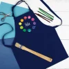 Dunkelblaue Kinderschürze mit Namensaufdruck und Farbklecks-Motiv