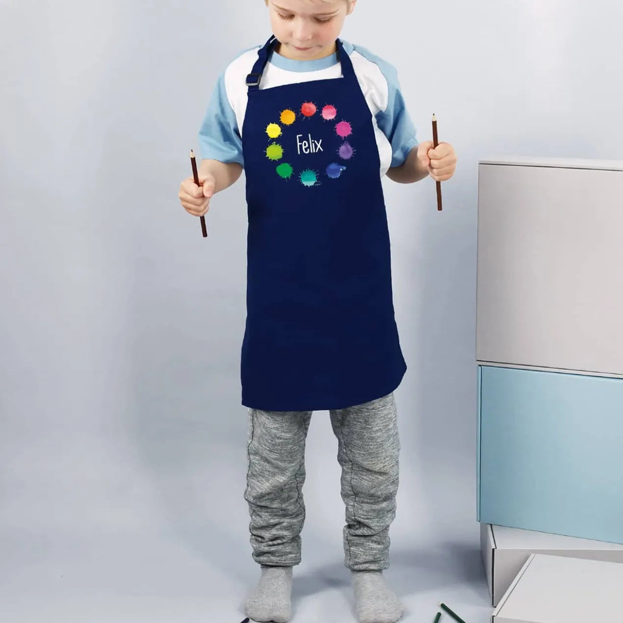 Dunkelblaue Kinderschürze mit Namensaufdruck und Farbklecks-Motiv